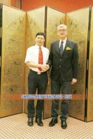 2024全国两会献礼  当代中医事业创新与发展奠基人李乘伊教授